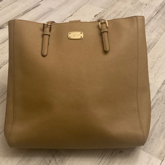 Michael Kors Handbags - 100% Authentic Micheal Kors JET Set XL Tote / Carry all